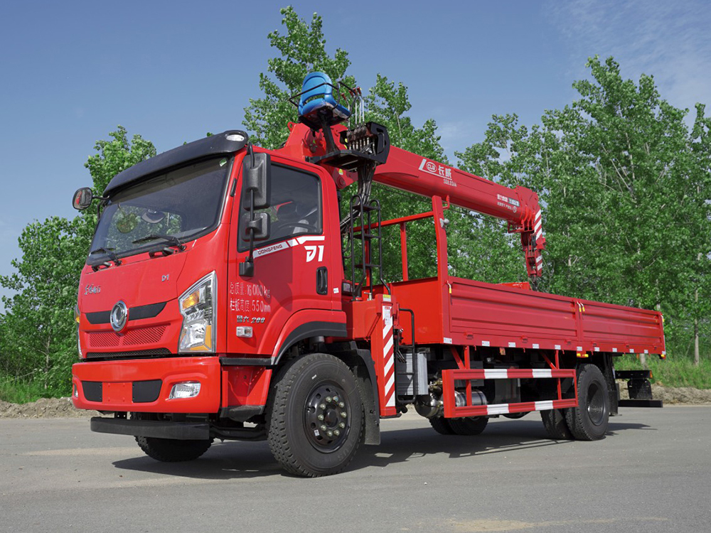 國(guó)六東風(fēng)暢行D1長(zhǎng)威8噸四節(jié)直臂吊機(jī)隨車吊