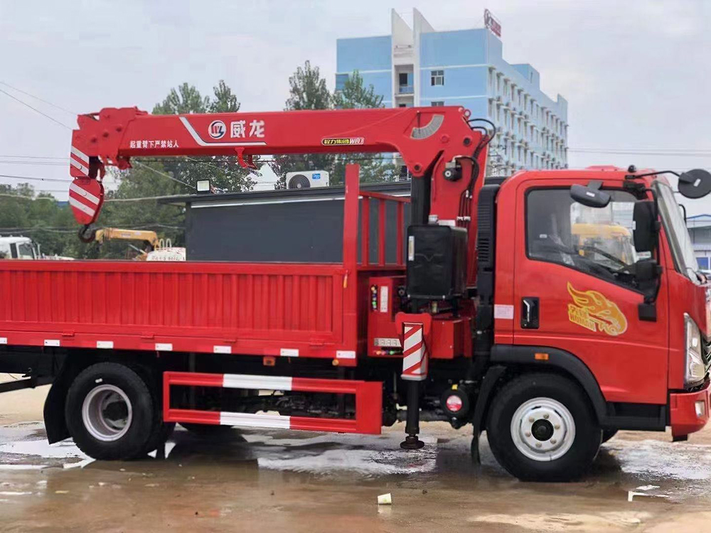 重汽豪曼小黃牌威龍5噸4節(jié)臂吊機(jī)隨車(chē)吊